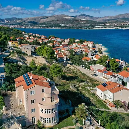 Vakantiehuis Lovely In Arbanija With Wi-fi